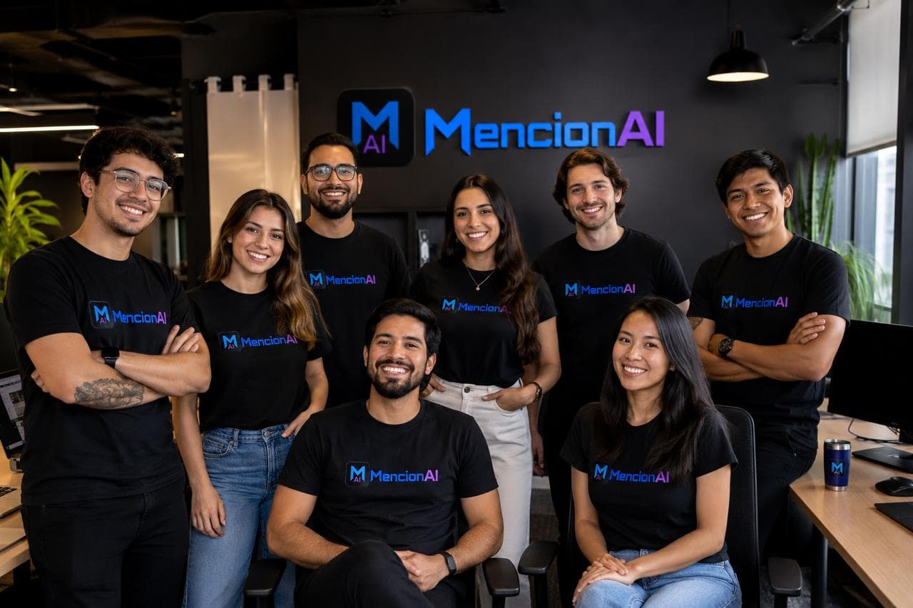 Equipo MencionAI colaborando en producto de visibilidad en IA
